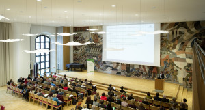 Blick in den Saal - die sächsische Regionalkonferenz „Gesund in den Job zurück“ wird eröffnet©Oliver Killig im Auftrag der SLfG ©Oliver Killig im Auftrag der SLfG