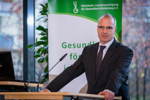 Grußwort von Erik Bodendieck, Präsident der Sächsischen Landesärztekammer. Fortbildungsveranstaltung „Mundgesundheit im Alter“ der Sächsischen Landesvereinigung für Gesundheitsförderung am 09. Dezember 2015 in der Sächsischen Landesärztekammer fotografisch zu dokumentieren? Foto: André Wirsig für die Sächsische Landesvereinigung für Gesundheitsförderung