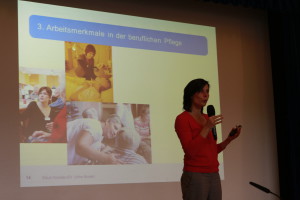 Vortrag von Dr. Ulrike Rösler zum Thema „Pflegekräfte zwischen o.k. und k.o. – Arbeitsbedingungen und Gesundheit bei beruflich Pflegenden“©SLfG