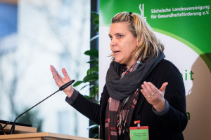 Vortrag „Rahmenbedingungen für Mundgesundheit im Alter“ von Meike Gorski-Goebel, Geschäftsführerin der Kassenzahnärztlichen Vereinigung Sachsen. Fortbildungsveranstaltung „Mundgesundheit im Alter“ der Sächsischen Landesvereinigung für Gesundheitsförderung am 09. Dezember 2015 in der Sächsischen Landesärztekammer fotografisch zu dokumentieren? Foto: André Wirsig für die Sächsische Landesvereinigung für Gesundheitsförderung