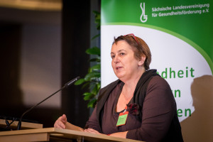 Vortrag „Menschen mit Demenz in der (Zahn-)Arztpraxis“ von Eva Helms, Landesinitiative Demenz Sachsen. Fortbildungsveranstaltung „Mundgesundheit im Alter“ der Sächsischen Landesvereinigung für Gesundheitsförderung am 09. Dezember 2015 in der Sächsischen Landesärztekammer fotografisch zu dokumentieren? Foto: André Wirsig für die Sächsische Landesvereinigung für Gesundheitsförderung