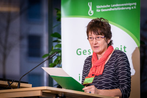 Bericht „Zahnärztliche Kooperation mit Einrichtungen der Pflege – Ein Beispiel aus der Praxis“ von Birgit Kiok, stellvertretende Pflegedienstleiterin, Diakonissenanstalt Emmaus, Niesky. Fortbildungsveranstaltung „Mundgesundheit im Alter“ der Sächsischen Landesvereinigung für Gesundheitsförderung am 09. Dezember 2015 in der Sächsischen Landesärztekammer fotografisch zu dokumentieren? Foto: André Wirsig für die Sächsische Landesvereinigung für Gesundheitsförderung