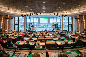 Saal©André Wirsig im Auftrag der SLfG Grußwort von Erik Bodendieck, Präsident der Sächsischen Landesärztekammer. Fortbildungsveranstaltung „Mundgesundheit im Alter“ der Sächsischen Landesvereinigung für Gesundheitsförderung am 09. Dezember 2015 in der Sächsischen Landesärztekammer fotografisch zu dokumentieren? Foto: André Wirsig für die Sächsische Landesvereinigung für Gesundheitsförderung
