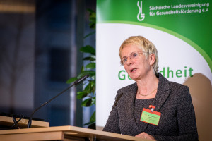 Bericht „Zahnärztliche Kooperation mit Einrichtungen der Pflege – Ein Beispiel aus der Praxis“ von Dipl.-Stom. Helmtraud Schönrich, Zahnärztin aus Niesky. Fortbildungsveranstaltung „Mundgesundheit im Alter“ der Sächsischen Landesvereinigung für Gesundheitsförderung am 09. Dezember 2015 in der Sächsischen Landesärztekammer fotografisch zu dokumentieren? Foto: André Wirsig für die Sächsische Landesvereinigung für Gesundheitsförderung