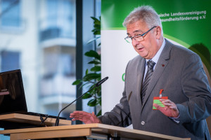 Vortrag „Rahmenbedingungen für Mundgesundheit im Alter“ von Dr. med. Mathias Wunsch, Präsident der Landeszahnärztekammer Sachsen. Fortbildungsveranstaltung „Mundgesundheit im Alter“ der Sächsischen Landesvereinigung für Gesundheitsförderung am 09. Dezember 2015 in der Sächsischen Landesärztekammer fotografisch zu dokumentieren? Foto: André Wirsig für die Sächsische Landesvereinigung für Gesundheitsförderung