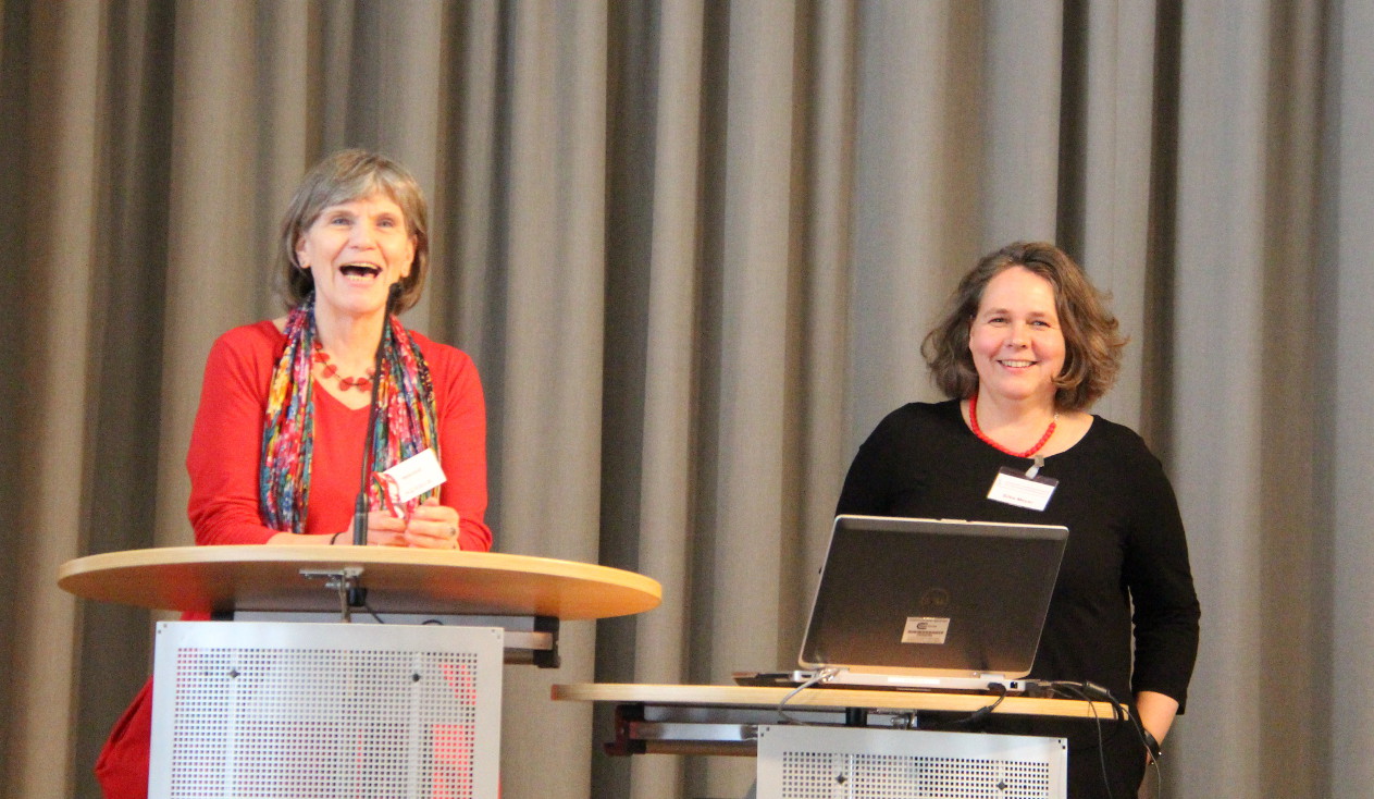 Maria Groß (Parisax) und Silke Meyer (SLfG) moderierten die Diskussionsrunde "Offene Arbeit und Brandschutz - Wie geht das zusammen?"©Parisax Maria Groß (Parisax) und Silke Meyer (SLfG) moderierten die Diskussionsrunde "Offene Arbeit und Brandschutz - Wie geht das zusammen?"©Parisax