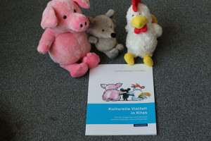 FREUNDE-Fortbildungsmaterial "Kulturelle Vielfalt in Kitas"©SLfG FREUNDE-Fortbildungsmaterial "Kulturelle Vielfalt in Kitas"©SLfG