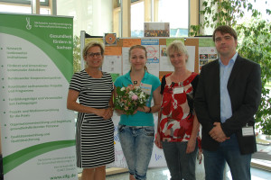 Staatsministerin Barbara Klepsch mit Vertretern der SLfG vor der Ausstellung zum Nichtraucherwettbewerb "Be smart - don't start"©Annegret Fischer/SMS Staatsministerin Barbara Klepsch mit Vertretern der SLfG vor der Ausstellung zum Nichtraucherwettbewerb "Be smart - don't start"©Annegret Fischer/SMS
