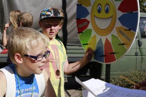 Am Ernährungs-Quizrad testen die Schüler ihr Wissen um Lebensmittel und Ernährung©Vernetzungsstelle