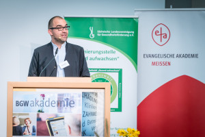 Christian Kurzke von der Evangelischen Akademie Meißen - Kooperationspartner des Fachtages - moderierte die Veranstaltung©André Wirsig im Auftrag der SLfG