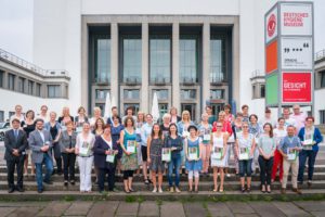 Die 30 prämierten Einrichtungen der 1. Stufe des 5. Kinder-Garten-Wettbewerbs©André Wirsig im Auftrag der SLfG Gruppenbild der 30. Gewinner der 1. Prämierung des 5. Sächsischen Kinder-Garten-Wettbewerbs, fotografiert am 23. Juni 2017 vor dem Deutschen Hygiene-Museum Dresden.
Foto: André Wirsig für die Sächsische Landesvereinigung für Gesundheitsförderung