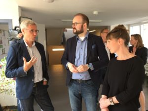 Im Gespräch mit dem Minister©SMK Kultusminister Christian Piwarz im Gespräch mit Programmleiter Andreas Wiere und Kitasozialarbeiterin Franziska Tomusiak©SMK