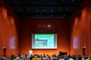 Teilnehmer des 7. Sächsischen Kinder-Garten-Wettbewerbs stehen fest Blick in den Großen Saal im Hygienemuseum Dresden © André Wirsig im Auftrag der SLfG