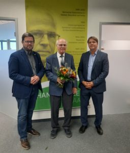 Lars Rohwer, Präsident der SLfG; Dr. Hans Geisler und Stephan Koesling, Geschäftsführer der SLfG vor dem Hans-Geisler-Saal (v. l. n. r.) © SLfG