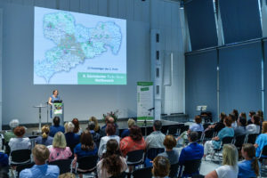 Eileen Hornbostel, Projektkoordinatorin des Wettbewerbs, stellte die Preisträger vor © André Wirsig im Auftrag der SLfG