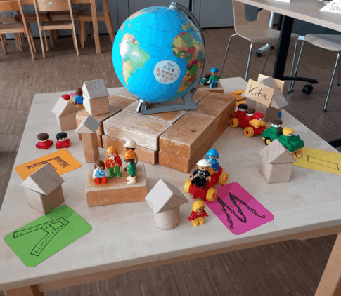 Darstellung „Familie trifft sich in der Kita“ © SLfG Darstellung „Familie trifft sich in der Kita“ © SLfG