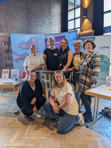 Schatzsuche-Referentinnen aus Sachsen mit den Schatzsuche-Koordinatorinnen Kerstin Schnepel (hinten l.) und Annekathrin Weber (hinten, 2. v. l.) © SLfG
