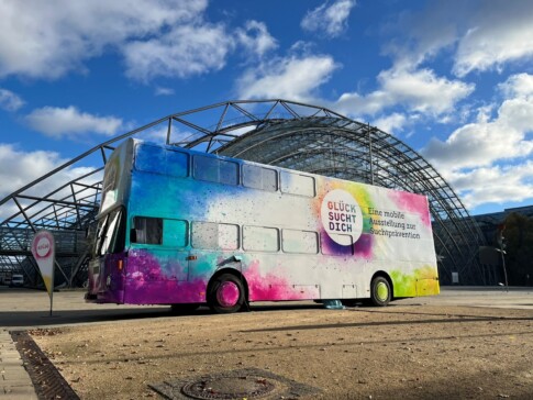 Mit der Fach- und Koordinierungsstelle Suchtprävention Sachsen steht auch die Zukunft des GLÜCK SUCHT DICH-Busses auf dem Spiel © SLfG © SLfG