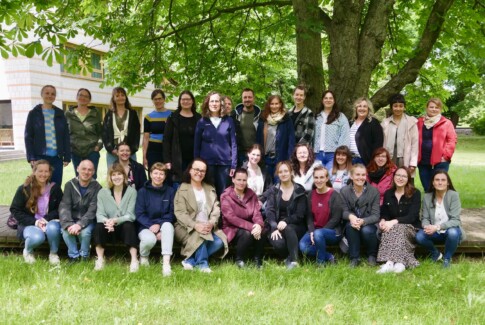 Ein starkes Netzwerk für alltagsintegrierte sprachliche Bildung: Die Sprachmentorinnen und Sprachmentoren mit der Koordinierungsstelle des Landesprogramms. © SLfG Ein starkes Netzwerk für alltagsintegrierte sprachliche Bildung: Die Sprachmentorinnen und Sprachmentoren mit der Koordinierungsstelle des Landesprogramms. © SLfG